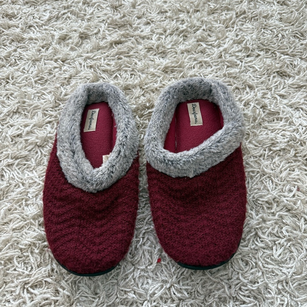 Womens red knit house slipper size Large (9-10)